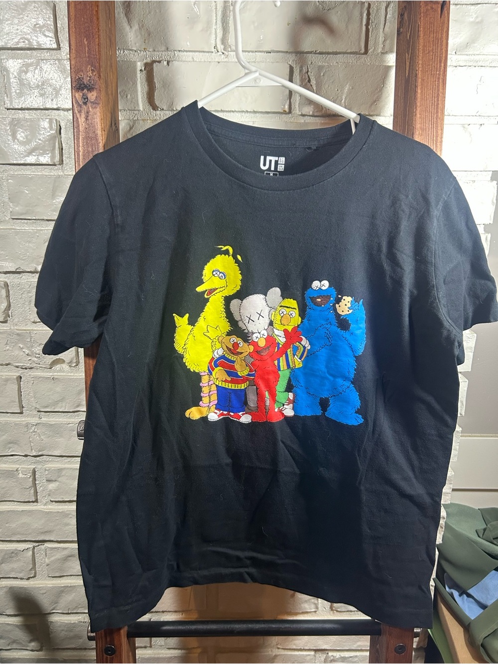 Uniqlo Kaws x Sesame Street Collection UT Graphic T-Shirt Adult Size Medium
